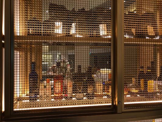 Zastosowana długość architektoniczna sieć metalowa oferująca odporność na korozję Idealny do okładzin fasadowych i paneli ściennych wewnętrznych