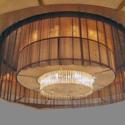 Zastosowane ściany z metalowych cewków srebrnych do projektowania architektonicznego i krajobrazowego
