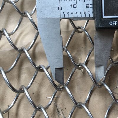 Dekoracyjne wnętrza Metalowe zwoje draperiowe na zamówienie Włókno 9mm 80% otwarty obszar