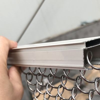 Dekoracyjne wnętrza Metalowe zwoje draperiowe na zamówienie Włókno 9mm 80% otwarty obszar