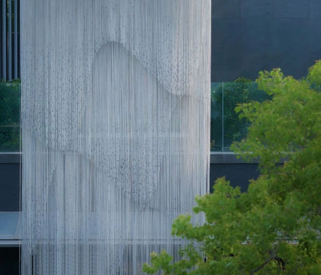 Elastyczna aluminiowa siatka na muchy łańcuszkowa, odpowiednia do magazynów, fabryk i budynków komercyjnych, zapewniająca kontrolę nad owadami