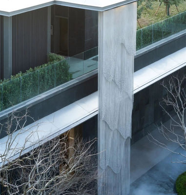 Elastyczna aluminiowa siatka na muchy łańcuszkowa, odpowiednia do magazynów, fabryk i budynków komercyjnych, zapewniająca kontrolę nad owadami