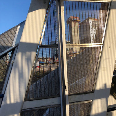 Szare płyty stalowe z anodowaniem poprawiają architekturę