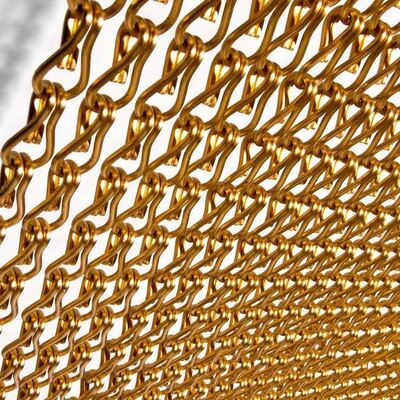 Siatkowa moskitiera łańcuchowa z aluminium o rozstawie łańcuchów 24 mm, łatwa w montażu i zapewniająca dobrą wentylację, chroniąca przed owadami