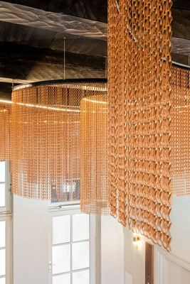 Siatkowa moskitiera łańcuchowa aluminiowa o rozstawie łańcuchów 24 mm, średnicy drutu 1,2 mm i 60% powierzchni otwartej do zastosowań przemysłowych